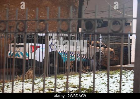 Polizia di Chicago sulla scena dell'omicidio. La polizia di Chicago processa una scena del crimine che si è verificata nell'isolato 300 di E. 79th Street a Chicago, Illinois, Stati Uniti il 10 gennaio 2024. Martedì 9 gennaio 2024 alle 22:16 circa, un dipendente maschio di 43 anni di un minimarket si trovava in un vicolo quando è stato avvicinato da un sospetto maschio, che ha tentato di derubarlo. L'autore del reato ha sparato a colpi d'arma da fuoco durante l'incidente, colpendo la vittima in testa e la vittima è stata pronunciata sulla scena e la polizia di Chicago dice che non c'è nessuno in custodia. Foto Stock