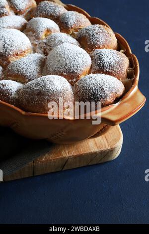 Buchteln austriaca fatta in casa con marmellata di albicocche. Dolci panini. Torte con impasto lievitato. Vista dall'alto. Foto Stock