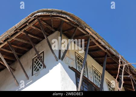 216 angolo delle mura e grondaie sul tetto di una casa in stile ottomano, la più ricca della città, nella parte alta della città vecchia. Gjirokaster-Albania. Foto Stock