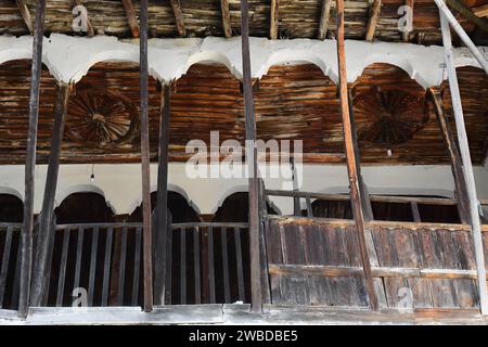 217 balcone centrale a sette archi di una casa in stile ottomano, la più ricca della città, nella parte alta della città vecchia. Gjirokaster-Albania. Foto Stock