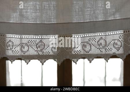 219 tenda in cotone con rifiniture a uncinetto, finestra di una casa in stile ottomano, la più ricca della città, nella parte alta della città vecchia. Gjirokaster-Albania. Foto Stock