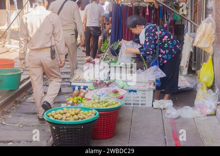 Bangkok, Thailandia - 31 dicembre 2022: Il mercato ferroviario di Mae Klong (mercato Hoop Rom) è un mercato locale a Bangkok, Thailandia. Foto Stock