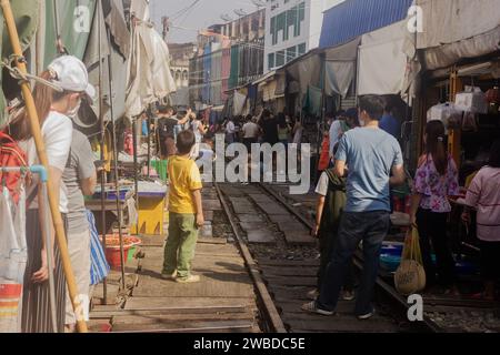 Bangkok, Thailandia - 31 dicembre 2022: Il mercato ferroviario di Mae Klong (mercato Hoop Rom) è un mercato locale a Bangkok, Thailandia. Foto Stock