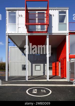 Edificio creato da container usati, Sunderland, Inghilterra nord-orientale, Regno Unito Foto Stock