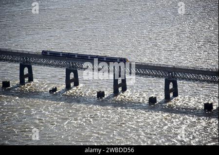 Una fotografia aerea di un treno sul Tay Bridge, Dundee, Scozia, Regno Unito Foto Stock