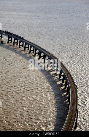 Una fotografia aerea di un treno sul Tay Bridge, Dundee, Scozia, Regno Unito Foto Stock