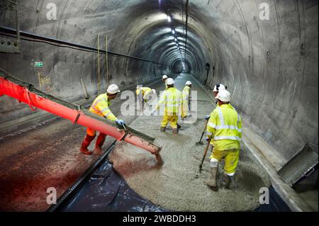 Versamento di calcestruzzo in un tunnel, cantiere britannico Foto Stock