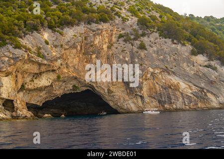 Grotta del Mare di Meganisi Papanikolis sulla costa occidentale di Meganisi Foto Stock