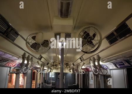 I ventilatori a soffitto all'interno del treno alla stazione della metropolitana del New York Transit Museum Foto Stock