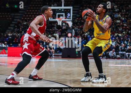 Sterling Brown #0 di Alba Berlin (R) e Devon Hall #22 di EA7 Emporio Armani Milan (L) visti in azione durante la partita della stagione regolare turca EuroLeague 2023/24 Round 20 tra EA7 Emporio Armani Milan e Alba Berlin al Mediolanum Forum. Punteggio finale; EA7 Milano 82 | 76 Alba Berlin. (Foto di Fabrizio Carabelli / SOPA Images/Sipa USA) Foto Stock