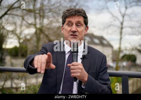 Il ministro dei trasporti Eamon Ryan parla del conflitto israeliano a Gaza, mentre ha aperto una via verde a Sallins Co Kildare. Data foto: Mercoledì 10 gennaio 2024. Foto Stock