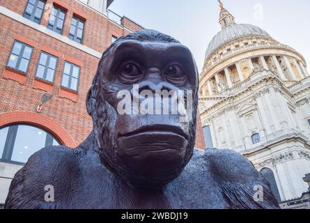 Londra, Regno Unito. 10 gennaio 2024. Wild About Babies di Gillie e Marc in Paternoster Square, una mostra all'aperto gratuita con sculture di bambini animali e un gorilla gigante, che mira a sensibilizzare le persone sulle specie in pericolo e sulla conservazione della fauna selvatica. Credito: Vuk Valcic/Alamy Live News Foto Stock