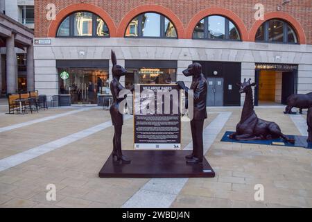 Londra, Regno Unito. 10 gennaio 2024. Wild About Babies di Gillie e Marc in Paternoster Square, una mostra all'aperto gratuita con sculture di bambini animali e un gorilla gigante, che mira a sensibilizzare le persone sulle specie in pericolo e sulla conservazione della fauna selvatica. Credito: Vuk Valcic/Alamy Live News Foto Stock