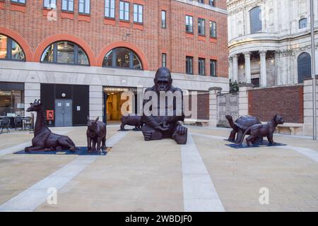 Londra, Regno Unito. 10 gennaio 2024. Wild About Babies di Gillie e Marc in Paternoster Square, una mostra all'aperto gratuita con sculture di bambini animali e un gorilla gigante, che mira a sensibilizzare le persone sulle specie in pericolo e sulla conservazione della fauna selvatica. Credito: Vuk Valcic/Alamy Live News Foto Stock