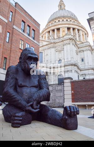 Londra, Regno Unito. 10 gennaio 2024. Wild About Babies di Gillie e Marc in Paternoster Square, una mostra all'aperto gratuita con sculture di bambini animali e un gorilla gigante, che mira a sensibilizzare le persone sulle specie in pericolo e sulla conservazione della fauna selvatica. Credito: Vuk Valcic/Alamy Live News Foto Stock