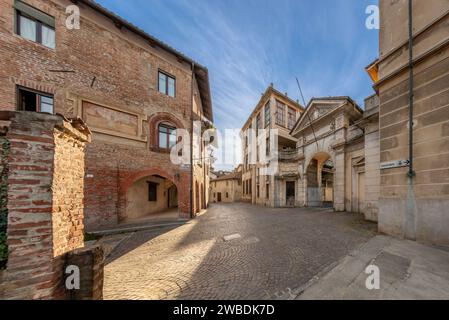 Carignano, Italia - 18 novembre 2023: Vista su via Monte di Pieta con antica casa medievale con affresco e portale neo-barocco dell'ex Bona e delle Foto Stock