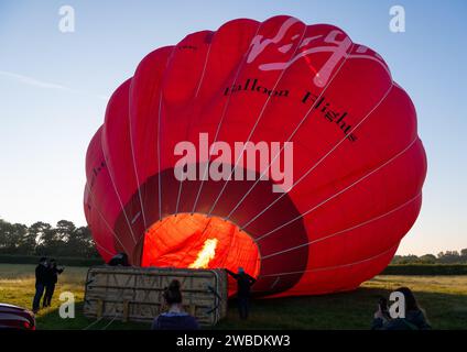 Mongolfiera gonfiata, vicino a Shrewsbury nello Shropshire. Foto Stock