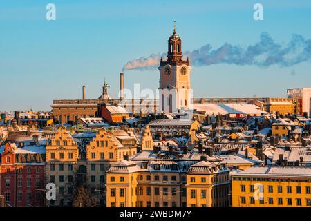 La chiesa tedesca nella città vecchia di Stoccolma, in Svezia, in una fredda giornata invernale. Tetto del palazzo reale sullo sfondo e tetti di Gamla Stan. Foto Stock