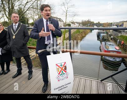 Il ministro dei trasporti Eamon Ryan parla a Sallins, CO Kildare, al lancio della prima rete nazionale di ciclismo (NCN) in Irlanda. Data foto: Mercoledì 10 gennaio 2024. Foto Stock