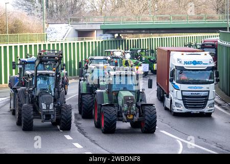 Bremerhaven, Germania. 10 gennaio 2024. Gli agricoltori bloccano le strade di accesso al terminal dei container di Bremerhaven. Secondo la società di gestione portuale Bremenports, gli agricoltori ostacolano il funzionamento del terminal container bloccando il traffico. In risposta ai piani di austerità del governo tedesco, l'associazione degli agricoltori ha chiesto una settimana di azione con raduni e raduni a partire dall'8 gennaio. Crediti: Sina Schuldt/dpa/Alamy Live News Foto Stock