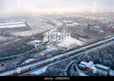 Bremerhaven, Germania. 10 gennaio 2024. Gli agricoltori bloccano le strade di accesso al terminal container di Bremerhaven (foto aerea scattata con un drone). Secondo la società di gestione portuale Bremenports, gli agricoltori ostacolano il funzionamento del terminal container bloccando il traffico. In risposta ai piani di austerità del governo tedesco, l'associazione degli agricoltori ha chiesto una settimana di azione con raduni e raduni a partire dall'8 gennaio. Crediti: Sina Schuldt/dpa/Alamy Live News Foto Stock