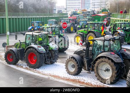 Bremerhaven, Germania. 10 gennaio 2024. Gli agricoltori bloccano le strade di accesso al terminal dei container di Bremerhaven. Secondo la società di gestione portuale Bremenports, gli agricoltori ostacolano il funzionamento del terminal container bloccando il traffico. In risposta ai piani di austerità del governo tedesco, l'associazione degli agricoltori ha chiesto una settimana di azione con raduni e raduni a partire dall'8 gennaio. Crediti: Sina Schuldt/dpa/Alamy Live News Foto Stock