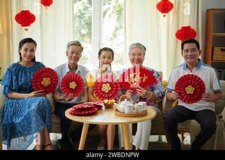 Buona famiglia che festeggia il capodanno cinese a casa Foto Stock