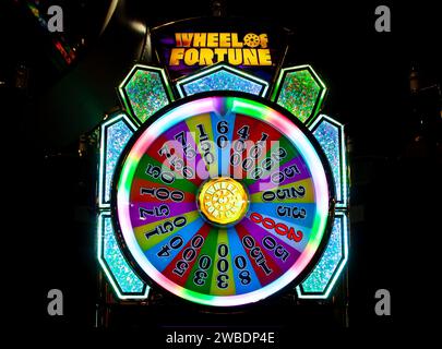 Las Vegas, Nevada, USA - 9 novembre 2023 - slot machine Wheel of Fortune nel casinò Foto Stock