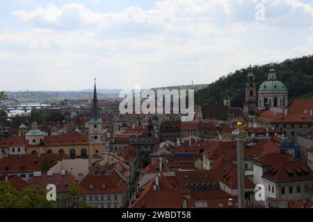 Praga /Praha/Repubblica Ceca./ 28 APRILE 2022/Vista generale della città di Praga e dei ponti sul fiume Moldava sulla capitale ceca Rrague Czech. .(Foto di Francis Dean/Dean Pictures) Foto Stock