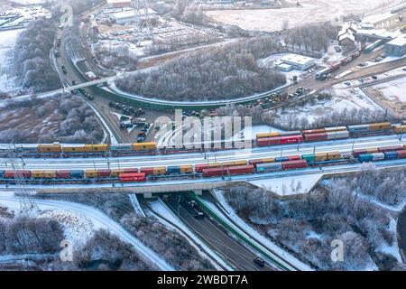 Bremerhaven, Germania. 10 gennaio 2024. Gli agricoltori bloccano le strade di accesso al terminal container di Bremerhaven (foto aerea scattata con un drone). Secondo la società di gestione portuale Bremenports, gli agricoltori ostacolano il funzionamento del terminal container bloccando il traffico. In risposta ai piani di austerità del governo tedesco, l'associazione degli agricoltori ha chiesto una settimana di azione con raduni e raduni a partire dall'8 gennaio. Crediti: Sina Schuldt/dpa/Alamy Live News Foto Stock