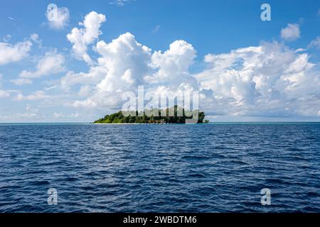 Malesia, Sabah, isola di Sipadan, vista dal mare Foto Stock