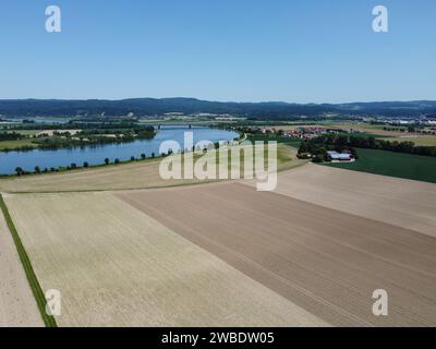 Fiume Danubio con campi prosciugati vicino a Woerth Donau e la chiusa di Geisling, Foto Stock