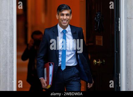 Londra, Regno Unito. 10 gennaio 2024. Il primo Ministro, Rishi Sunak, lascia il numero 10 per andare in Parlamento per le domande dei primi Ministri. Affronterà Sir Keir Starmer attraverso la scatola di spedizione. Crediti: Mark Thomas/Alamy Live News Foto Stock