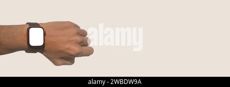 Uomo nero che indossa un orologio intelligente su striscione beige. Mockup. Foto Stock