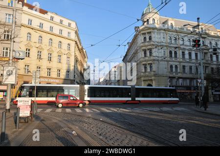 Praga /Praha/Repubblica Ceca./ 26 APRILE 2022/ corsa pubblica mattutina sui mezzi pubblici cechi nella città di Praga. . Foto Stock