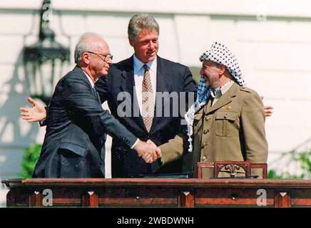 IL PRESIDENTE DEGLI STATI UNITI BILL CLINTON con il primo ministro israeliano Yitzhak Rabin a sinistra e il presidente dell'OLP Yasser Arafat alla firma degli accordi di Oslo il 13 settembre 1993 Foto Stock