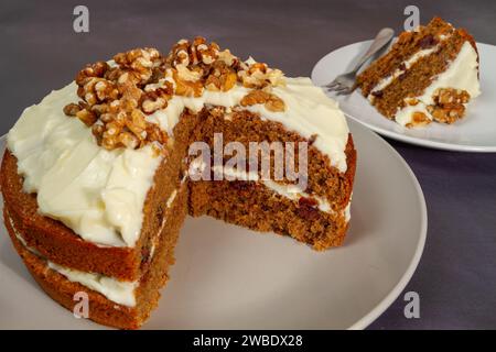 Caffè, cioccolata e torta di noci e servizio Foto Stock