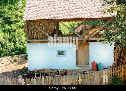 Un fienile tradizionale con fienile nella contea di Vrancea, Romania, circa 1998 Foto Stock