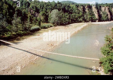 Contea di Vrancea, Romania, circa 1998. Il ponte sul fiume Putna che collega i villaggi di Poduri e Colacu. Foto Stock