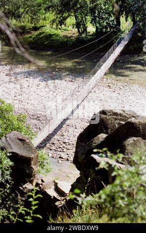 Contea di Vrancea, Romania, circa 1994. Il ponte oscillante sul fiume Putna che collega i villaggi di Poduri e Colacu. Foto Stock