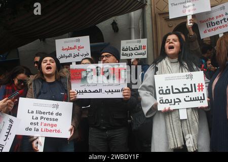 Tunisi, Tunisia. 10 gennaio 2024. L'unione nazionale dei giornalisti tunisini (SNJT) ha annunciato mercoledì 10 gennaio l'organizzazione di un movimento di protesta davanti al tribunale di primo grado di Tunisi. Si tratta, secondo la stessa fonte, di una dimostrazione di solidarietà nei confronti dei giornalisti arrestati, tra cui: Zied El Heni, Chadha Hadj Mbarek e Khelifa Guesmi. i manifestanti sono chiamati a indossare la fascia da braccio rossa, indica l'SNJT. (Immagine di credito: © Chokri Mahjoub/ZUMA Press Wire) SOLO USO EDITORIALE! Non per USO commerciale! Foto Stock