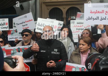 Tunisi, Tunisia. 10 gennaio 2024. L'unione nazionale dei giornalisti tunisini (SNJT) ha annunciato mercoledì 10 gennaio l'organizzazione di un movimento di protesta davanti al tribunale di primo grado di Tunisi. Si tratta, secondo la stessa fonte, di una dimostrazione di solidarietà nei confronti dei giornalisti arrestati, tra cui: Zied El Heni, Chadha Hadj Mbarek e Khelifa Guesmi. i manifestanti sono chiamati a indossare la fascia da braccio rossa, indica l'SNJT. (Immagine di credito: © Chokri Mahjoub/ZUMA Press Wire) SOLO USO EDITORIALE! Non per USO commerciale! Foto Stock