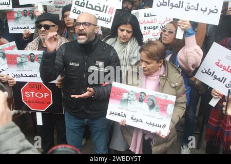 Tunisi, Tunisia. 10 gennaio 2024. L'unione nazionale dei giornalisti tunisini (SNJT) ha annunciato mercoledì 10 gennaio l'organizzazione di un movimento di protesta davanti al tribunale di primo grado di Tunisi. Si tratta, secondo la stessa fonte, di una dimostrazione di solidarietà nei confronti dei giornalisti arrestati, tra cui: Zied El Heni, Chadha Hadj Mbarek e Khelifa Guesmi. i manifestanti sono chiamati a indossare la fascia da braccio rossa, indica l'SNJT. (Immagine di credito: © Chokri Mahjoub/ZUMA Press Wire) SOLO USO EDITORIALE! Non per USO commerciale! Foto Stock