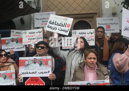 Tunisi, Tunisia. 10 gennaio 2024. L'unione nazionale dei giornalisti tunisini (SNJT) ha annunciato mercoledì 10 gennaio l'organizzazione di un movimento di protesta davanti al tribunale di primo grado di Tunisi. Si tratta, secondo la stessa fonte, di una dimostrazione di solidarietà nei confronti dei giornalisti arrestati, tra cui: Zied El Heni, Chadha Hadj Mbarek e Khelifa Guesmi. i manifestanti sono chiamati a indossare la fascia da braccio rossa, indica l'SNJT. (Immagine di credito: © Chokri Mahjoub/ZUMA Press Wire) SOLO USO EDITORIALE! Non per USO commerciale! Foto Stock