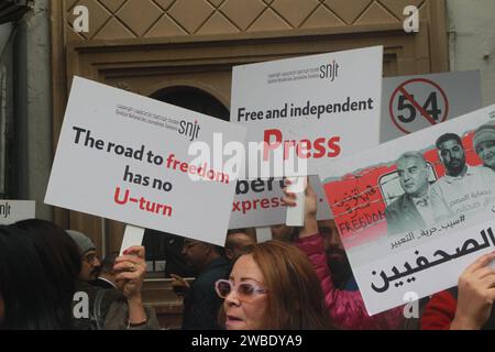 Tunisi, Tunisia. 10 gennaio 2024. L'unione nazionale dei giornalisti tunisini (SNJT) ha annunciato mercoledì 10 gennaio l'organizzazione di un movimento di protesta davanti al tribunale di primo grado di Tunisi. Si tratta, secondo la stessa fonte, di una dimostrazione di solidarietà nei confronti dei giornalisti arrestati, tra cui: Zied El Heni, Chadha Hadj Mbarek e Khelifa Guesmi. i manifestanti sono chiamati a indossare la fascia da braccio rossa, indica l'SNJT. (Immagine di credito: © Chokri Mahjoub/ZUMA Press Wire) SOLO USO EDITORIALE! Non per USO commerciale! Foto Stock