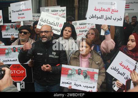 Tunisi, Tunisia. 10 gennaio 2024. L'unione nazionale dei giornalisti tunisini (SNJT) ha annunciato mercoledì 10 gennaio l'organizzazione di un movimento di protesta davanti al tribunale di primo grado di Tunisi. Si tratta, secondo la stessa fonte, di una dimostrazione di solidarietà nei confronti dei giornalisti arrestati, tra cui: Zied El Heni, Chadha Hadj Mbarek e Khelifa Guesmi. i manifestanti sono chiamati a indossare la fascia da braccio rossa, indica l'SNJT. (Immagine di credito: © Chokri Mahjoub/ZUMA Press Wire) SOLO USO EDITORIALE! Non per USO commerciale! Foto Stock