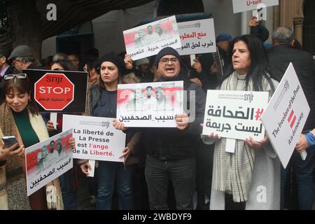 Tunisi, Tunisia. 10 gennaio 2024. L'unione nazionale dei giornalisti tunisini (SNJT) ha annunciato mercoledì 10 gennaio l'organizzazione di un movimento di protesta davanti al tribunale di primo grado di Tunisi. Si tratta, secondo la stessa fonte, di una dimostrazione di solidarietà nei confronti dei giornalisti arrestati, tra cui: Zied El Heni, Chadha Hadj Mbarek e Khelifa Guesmi. i manifestanti sono chiamati a indossare la fascia da braccio rossa, indica l'SNJT. (Immagine di credito: © Chokri Mahjoub/ZUMA Press Wire) SOLO USO EDITORIALE! Non per USO commerciale! Foto Stock