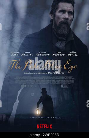 The pale Blue Eye (2022), diretto da Scott Cooper e interpretato da Christian Bale, Harry Melling e Simon McBurney. Un detective stanco viene assunto per indagare sull'omicidio di un cadetto di West Point. Ostacolato dal codice del silenzio dei cadetti, si arruola in uno di loro per aiutare a svelare il caso - un giovane che il mondo avrebbe conosciuto come Edgar Allan PoE. Poster US One sheet ***SOLO PER USO EDITORIALE***. Credito: BFA / Netflix Foto Stock