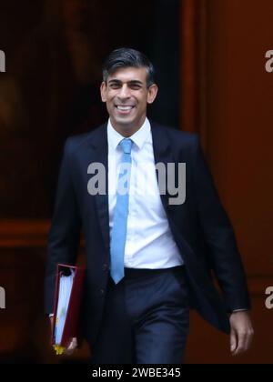 Londra, Regno Unito. 10 gennaio 2024. Il primo ministro britannico Rishi Sunak lascia il numero 10 di Downing Street per partecipare alle domande settimanali del primo ministro PMQ al Parlamento. Crediti: Uwe Deffner/Alamy Live News Foto Stock