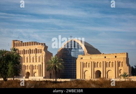 Arco monumentale in mattoni del vi secolo del palazzo sasanide Iwan Kisra, al-Madada'in, Iraq Foto Stock